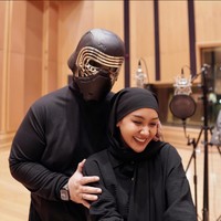 Warganet langsung kagum dan memuji penampilan pacar Didi Mahardika itu. Ada yang meminta Cita Citata terus berhijab dan mendoakannya agar tetap istiqomah. Tampilan baru berhijab keren teh, puji akun @abdullah.mansur.real. MasyaAllah kak Cita pakai jilbab Makin cantik😍, kagum akun @unikhaer. Semoga seterusnya berhijab teh Cita❤️, saut akun @titaarsyila94. Bismillah istiqomah ya neng, aamiin🙏, timpal akun @nettindo_java. Foto: Dok. Instagram @cita_citata.