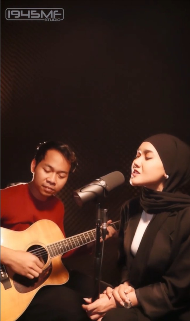 Sudah berhijab, Cita Citata dikomentari netizen sudah hijrah. Ia pun langsung memberikan penjelasan lewat Instagram Story. Kenapa ya orang yang berkerudung dibilang hijrah? Perlu kita ketahui makna hijrah yang sebenarnya: Secara umum, pengertian hijrah adalah berpindah atau menyingkirkan untuk sementara waktu dari suatu tempat ke tempat yang lebih baik dengan alasan tertentu, baik itu untuk keselamatan kebaikan, dan sebagainya, kata Cita Citata. Foto: Dok. Instagram @cita_citata.