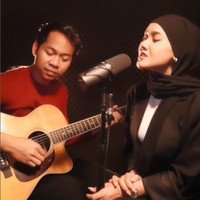 Sudah berhijab, Cita Citata dikomentari netizen sudah hijrah. Ia pun langsung memberikan penjelasan lewat Instagram Story. Kenapa ya orang yang berkerudung dibilang hijrah? Perlu kita ketahui makna hijrah yang sebenarnya: Secara umum, pengertian hijrah adalah berpindah atau menyingkirkan untuk sementara waktu dari suatu tempat ke tempat yang lebih baik dengan alasan tertentu, baik itu untuk keselamatan kebaikan, dan sebagainya, kata Cita Citata. Foto: Dok. Instagram @cita_citata.