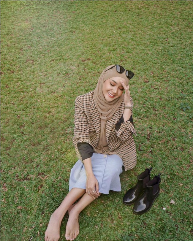 Cita Citata yang pernah batal menikah itu mengunggah foto OOTD menggunakan hijab pashmina instan warna nude. Dia tampak memadukan hijabnya dengan kemeja dan blazer.  Foto: Dok. Instagram @cita_citata.