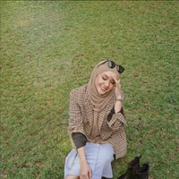 Cita Citata yang pernah batal menikah itu mengunggah foto OOTD menggunakan hijab pashmina instan warna nude. Dia tampak memadukan hijabnya dengan kemeja dan blazer.  Foto: Dok. Instagram @cita_citata.