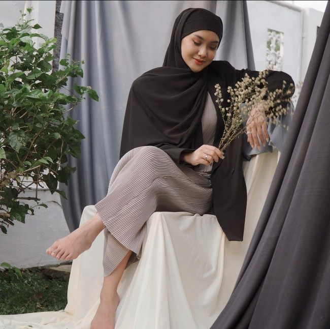 Tampil berhijab saat ulang tahun, Cita Citata berharap menjadi pribadi yang lebih baik lagi dan berguna bagi banyak orang. Terimakasih semua atas doa dan ucapannya. Sebenernya makin tahun umur makin berkurang hehe merasa makin tua. Semoga aku semakin belajar menjadi pribadi yang lebih baik. Bisa berguna untuk banyak orang, di sekitarku dan yang aku sayang. Love you 🖤, tulis Cita Citata di Feeds Instagramnya. Foto: Dok. Instagram @cita_citata. Foto: Dok. Instagram @cita_citata.