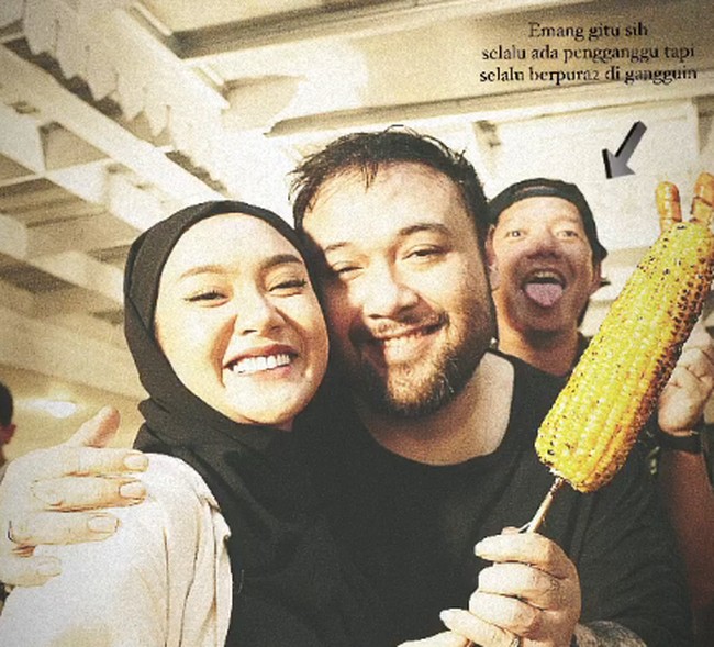 Cita Citata baru saja merayakan ulang tahunnya yang ke 28 tahun. Ia terlihat merayakan ulang tahun bersama kekasihnya dan orang terdekat. Cita kembali terlihat tampil menggunakan hijab pashmina instan warna hitam.  Foto: Dok. Instagram @cita_citata.