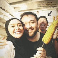 Cita Citata baru saja merayakan ulang tahunnya yang ke 28 tahun. Ia terlihat merayakan ulang tahun bersama kekasihnya dan orang terdekat. Cita kembali terlihat tampil menggunakan hijab pashmina instan warna hitam.  Foto: Dok. Instagram @cita_citata.