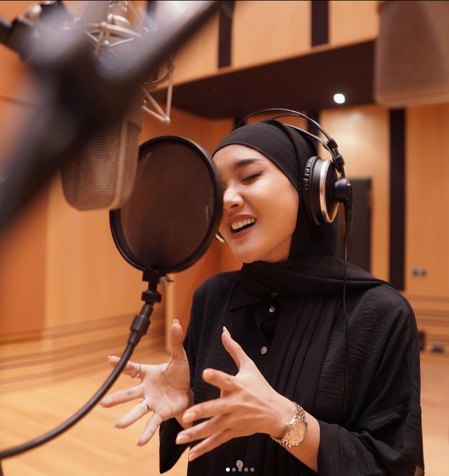 Penampilan Cita Citata mencuri atensi publik usai mengunggah foto sedang rekaman dan tampil berhijab. Wanita kelahiran 14 Agustus 1994 itu membagikan beberapa foto OOTD menggunakan hijab.  Foto: Dok. Instagram @cita_citata.
