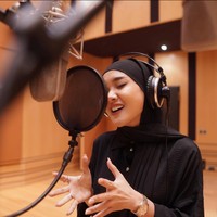 Penampilan Cita Citata mencuri atensi publik usai mengunggah foto sedang rekaman dan tampil berhijab. Wanita kelahiran 14 Agustus 1994 itu membagikan beberapa foto OOTD menggunakan hijab.  Foto: Dok. Instagram @cita_citata.