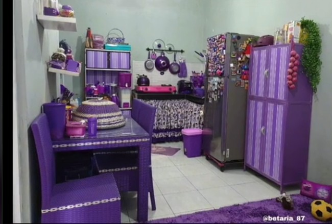 Beta sebelumnya sudah memperlihatkan berbagai koleksi dan isi perlengkapan rumahnya yang serba ungu melalui video unggahannya yang lain. Dalam video terlihat mulai dari ruang tamu, dapur, peralatan masak, tempat tidur dan masih banyak lagi area rumahnya yang bernuansa ungu. Foto: Dok. TikTok @betaria3112