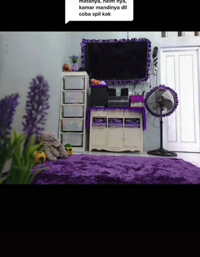 Wanita yang tinggal di Tegal, Jawa Tengah itu mengungkapkan makna warna ungu baginya. Menurut saya warna ungu itu artinya bukan warna janda. Itu hanya mitos, nyatanya saya dan teman-teman komunitas pecinta ungu di seluruh Indonesia itu bukan para Janda. Ungu itu unik dan mewah, jelasnya. Foto: Dok. TikTok @betaria3112