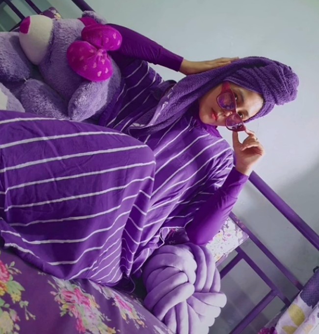 Wolipop sudah menghubungi Beta Ria, wanita yang penampakan rumahnya sebagai fans warna ungu garis keras, viral. Ia mengaku sudah menyukai warna ungu sejak 2016. Saya awal tertarik karena lihat patung setinggi saya memakai baju ungu dan seketika saya langsung tertarik dan membelinya. Senang aja bawaannya, cerah, ceria, bikin happy nggak jauh beda sama kepribadian saya, ungkap Beta kepada Wolipop, Senin (15/8/2022). Foto: Dok. Instagram @betaria_87.