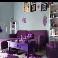 Kegiatan sehari-hari Beta saat ini adalah sebagai ibu rumah tangga. Beta menyebutkan reaksi keluarganya tentang kecintaannya dengan warna ungu. Reaksi keluarga saya mereka ikutan senang, malah keluarga selalu ingat kalau ada warna ungu mereka langsung telpon atau chat saya dan mereka sering beliin saya yang ungu-ungu💜💜💜, pungkasnya. Foto: Dok. Instagram @betaria_87.