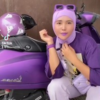Wanita yang merupakan fans warna ungu itu merekam dirinya sendiri bersama motor, helm dan kacamata yang serba ungu. Ia bahkan memakai lipstick, hijab, kaus, dan sling bag ungu. Dia mengunggah video aksinya itu lewat lewat akun TikToknya @betaria3112. Gagal😫 helm nya pake jatoh🫣ig betaria_87, tulis wanita bernama Beta Ria lewat akun TikTok @betaria3112. Foto: Dok. Instagram @betaria_87.