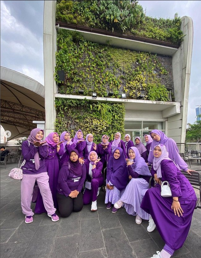 Benar-benar fans warna ungu, dia pun terdaftar sebagai anggota grup pecinta khusus warna ungu yaitu @purpleloverscommunity. Beta Ria membagikan momen saat kumpul bersama para anggota yang berpenampilan serba ungu. Foto: Dok. Instagram @betaria_87.