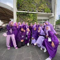Benar-benar fans warna ungu, dia pun terdaftar sebagai anggota grup pecinta khusus warna ungu yaitu @purpleloverscommunity. Beta Ria membagikan momen saat kumpul bersama para anggota yang berpenampilan serba ungu. Foto: Dok. Instagram @betaria_87.