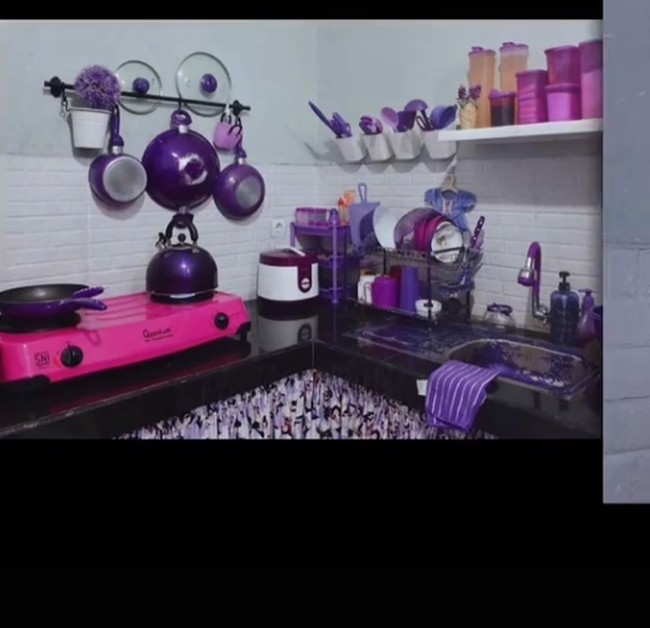 Penampakan rumahnya yang serba ungu viral, Beta menjelaskan perlengkapan rumahnya wajib menggunakan warna favoritnya. Yang saya punya warna ungu itu hampir semua dari motor, helm, fashion saya, perabotan di rumah saya, alat mandi, handphone, dan power bank. Semuanya wajib ungu bahkan pakaian dalam saya juga ungu, ucapnya ngakak. Foto: Dok. TikTok @betaria3112.