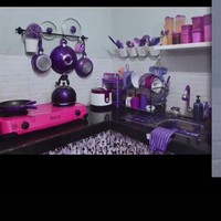 Penampakan rumahnya yang serba ungu viral, Beta menjelaskan perlengkapan rumahnya wajib menggunakan warna favoritnya. Yang saya punya warna ungu itu hampir semua dari motor, helm, fashion saya, perabotan di rumah saya, alat mandi, handphone, dan power bank. Semuanya wajib ungu bahkan pakaian dalam saya juga ungu, ucapnya ngakak. Foto: Dok. TikTok @betaria3112.