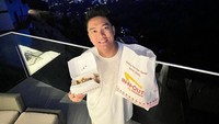 Boy William juga sempat bernostalgia mengunjungi sekolahnya di California. Di sana ada burger yang paling disukainya hingga selalu dipesan saat datang ke California. Foto: Instagram/boywilliam17