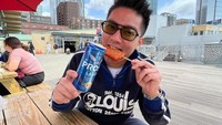 Saat bersantai, Boy William juga paling suka mengonsumsi camilan. Menikmati makanan ringan dengan sekaleng minuman dingin dipilih untuk mendinginkan tubuhnya di tengah teriknya matahari. Foto: Instagram/boywilliam17