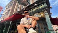 Gaya kece khas Boy William juga ditampilkan ketika mengunjungi sebuah kafe di Fifth Avenue. Mengenakan kaos dan celana pendek, dirinya duduk bersantai dengan segelas minuman dingin di tangannya. Foto: Instagram/boywilliam17