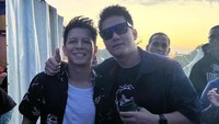 Boy William merupakan sosok pembawa acara yang terkenal sangat meriah. Dirinya mudah dekat dengan orang dan tak sungkan minum kopi bareng idolanya, Ariel Noah. Foto: Instagram/boywilliam17