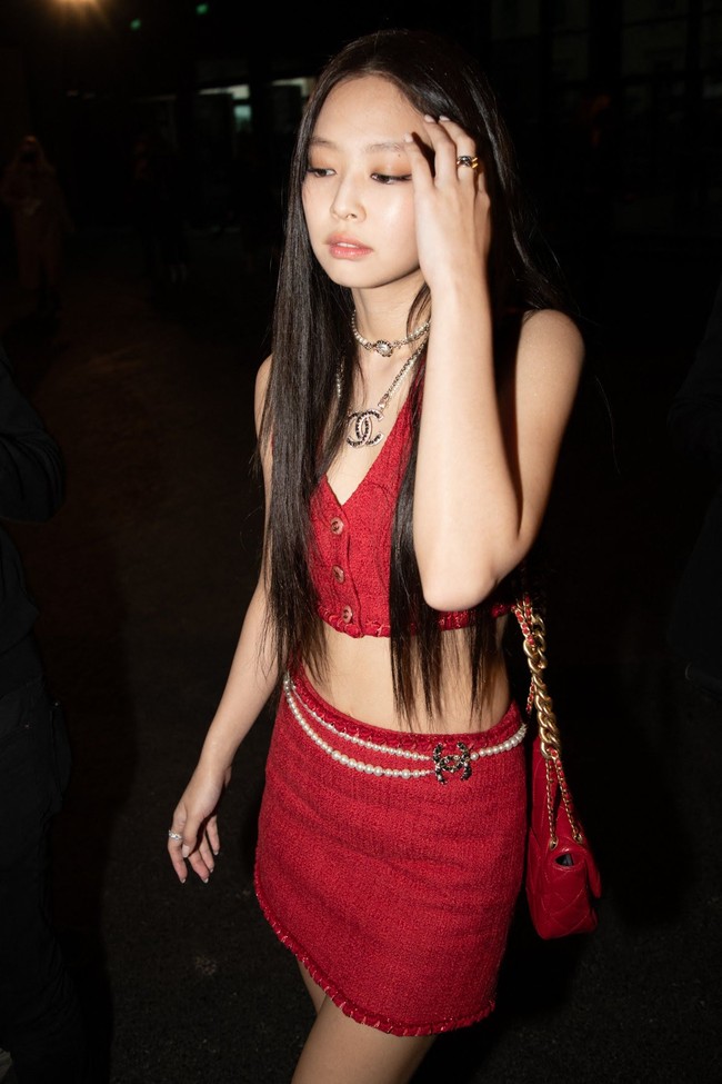 Jennie BLACKPINK pun menjadi tamu spesial rumah mode Chanel di Paris Fashion Week 2021. Sang global ambassador tampil memakai outfit serba merah dan mencuri perhatian dengan penampilannya. Foto: dok. Instagram @jennierubyjane