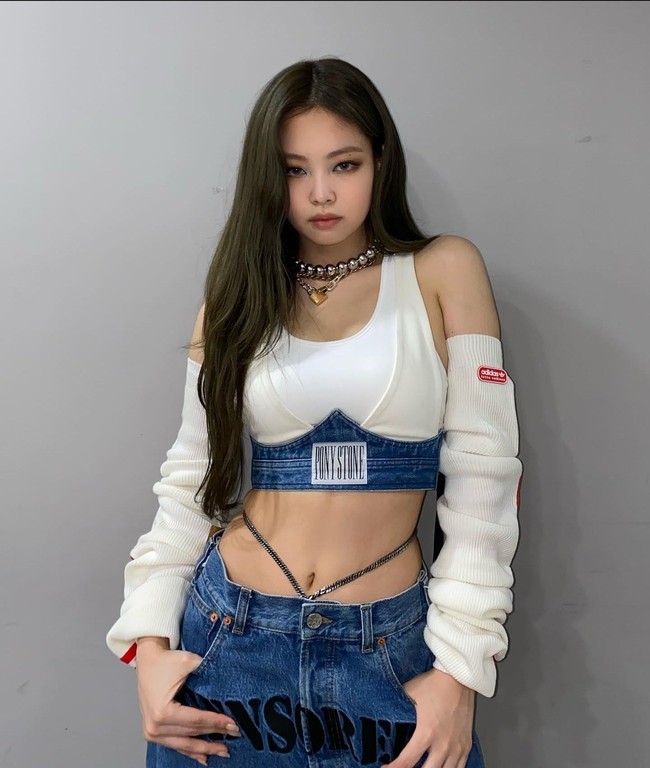 Kembali tampil seksi. Jennie BLACKPINK memakai Karen Bra Top koleksi Pony Stone dengan chain yang mempertegas otot perutnya di sebuah acara musik. Foto: dok. Instagram @jennierubyjane