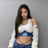 Kembali tampil seksi. Jennie BLACKPINK memakai Karen Bra Top koleksi Pony Stone dengan chain yang mempertegas otot perutnya di sebuah acara musik. Foto: dok. Instagram @jennierubyjane