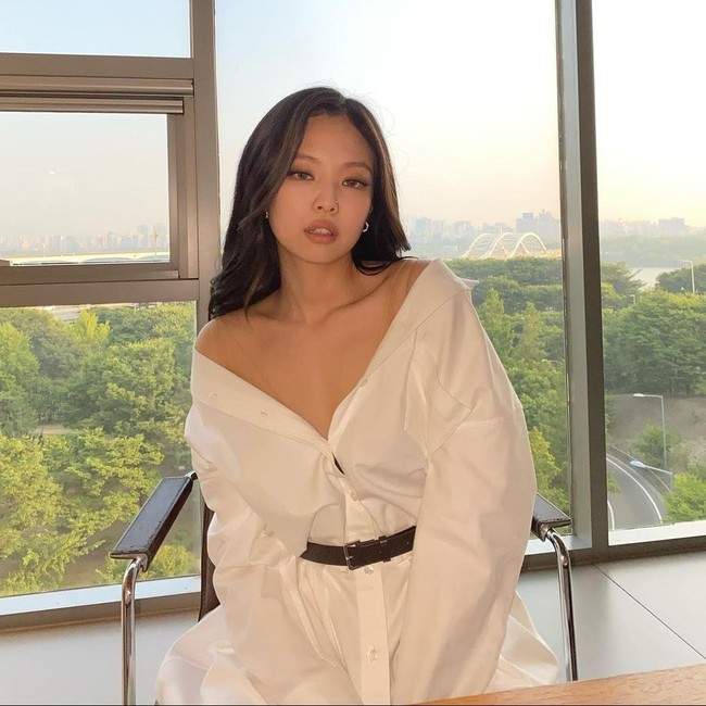 Gaya Jennie BLACKPINK tak kalah memesona saat memakai Mini Shirt Dress keluaran Alexander Wang. Penggemar dibuat salah fokus dengan tindik pada hidungnya. Foto: dok. Instagram @jennierubyjane