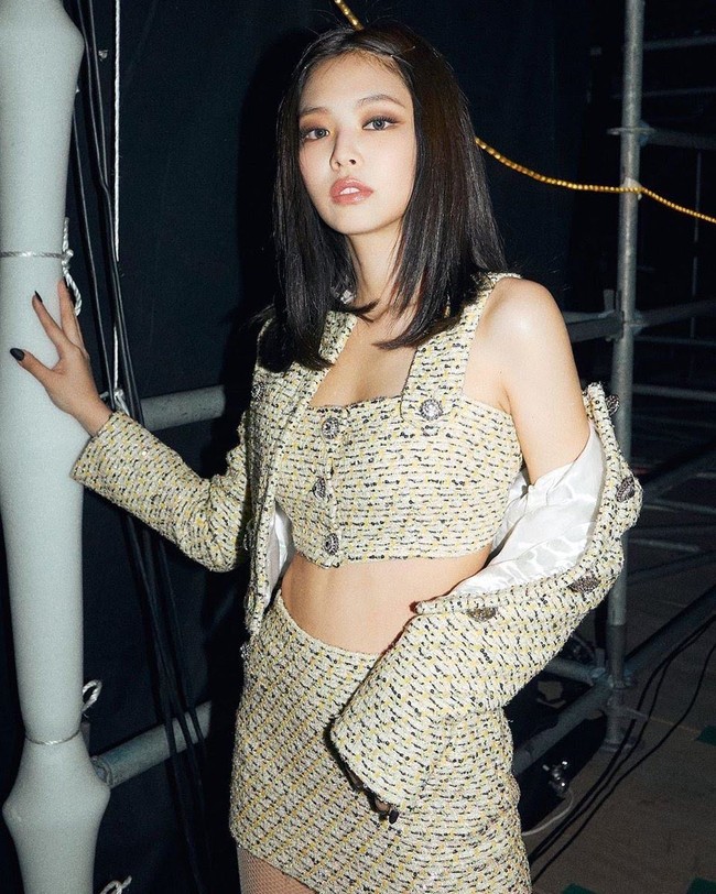 Ini potret Jennie BLACKPINK di balik panggung saat tur Jepang pada 2019. Mantan kekasih Kai EXO itu tampil seksi dalam balutan sequin tweed jacket, crop top, dan mini skirt rancangan Alessandra Rich. Foto: dok. Instagram @jennierubyjane