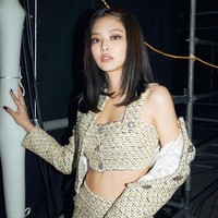 Ini potret Jennie BLACKPINK di balik panggung saat tur Jepang pada 2019. Mantan kekasih Kai EXO itu tampil seksi dalam balutan sequin tweed jacket, crop top, dan mini skirt rancangan Alessandra Rich. Foto: dok. Instagram @jennierubyjane