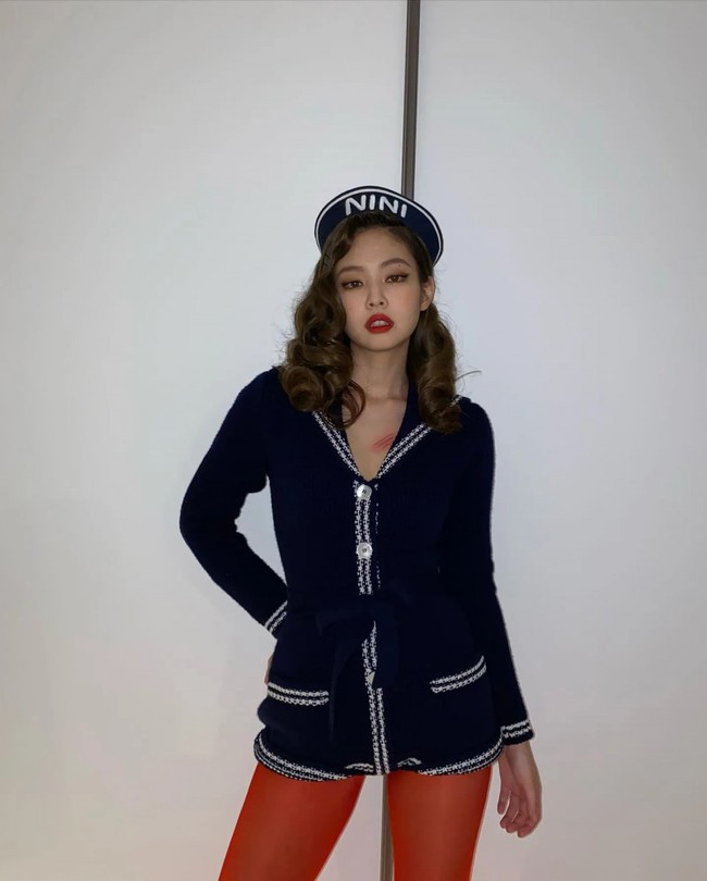 Idol yang akrab dipanggil Nini itu memakai kostum pelaut dengan stocking merah saat merayakan Halloween pada 2020. Dia menggambar bekas cakaran untuk menambah kesan horror di pesta kostum. Foto: dok. Instagram @jennierubyjane