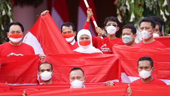 Gubernur Jatim Khofifah Indar Parawansa saat melepas Tim Ekspedisi 77 di Gunung Arjuno