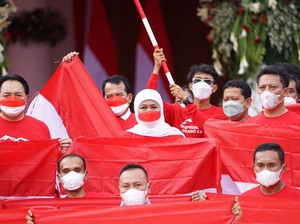 Khofifah Lepas Tim Ekspedisi 77 yang Akan Kibarkan Merah Putih di Arjuno
