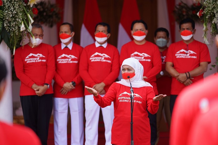 Gubernur Jatim Khofifah Indar Parawansa saat melepas Tim Ekspedisi 77 di Gunung Arjuno