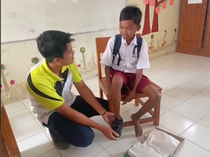 Guru memberikan hadiah sepatu kepada anak muridnya viral di media sosial.
