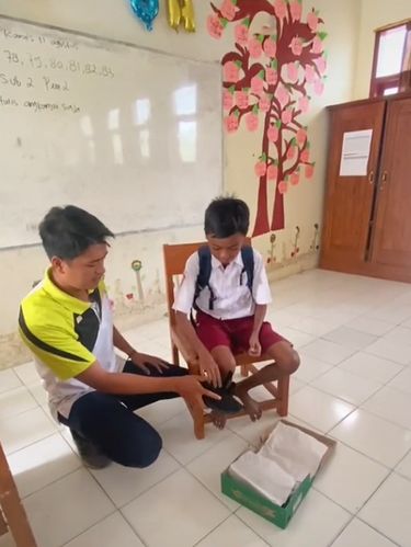 Guru memberikan hadiah sepatu kepada anak muridnya viral di media sosial.