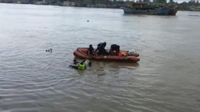 Jasad korban saat dievakuasi dari sungai. (Istimewa).