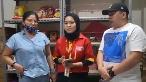 Seorang karyawati Alfamart, Amelia, pergoki seorang wanita pengemudi Mercy bernama Mariana yang diduga mencuri coklat pada Sabtu (13/08) pukul 10.30 WIB di Alfamart Sampora, Tangerang Selatan. Menurut pihak Alfamart, Amelia yang memergoki Mariana kemudian dipaksa buat video klarifikasi karena diancam UU ITE.