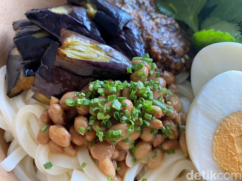 Hotaru Deli : Gurihnya Nikumiso Natto Udon di Resto Unik Jepang