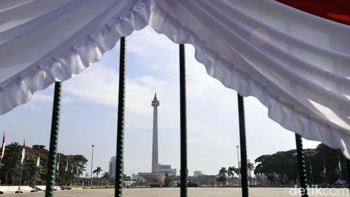 Jelang peringatan HUT ke-77 R, Ibu Kota Jakarta telah bersolek dengan dekorasi merah putih, Senin (15/7/2022).