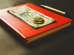 Orang yang Punya Utang Termasuk Penerima Zakat Fitrah, Ini Kriteria Gharimin