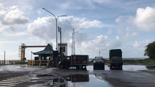 Ilustrasi Pelabuhan Padangbai, Karangasem, Bali.