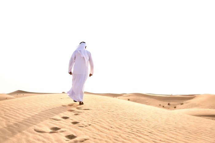 arabic man praying in the desert