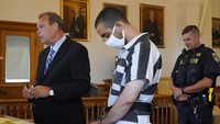 Hadi Matar tertunduk saat digiring petugas dengan tangan terborgol. Hadi Matar merupakan warga Fairview, New Jersey.