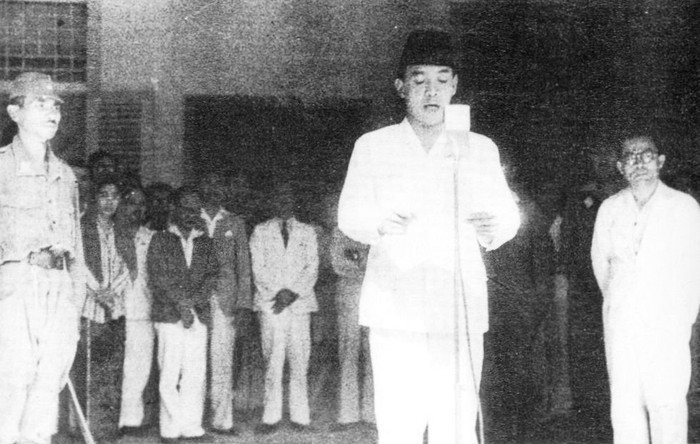 Ir. Soekarno membaca teks proklamasi