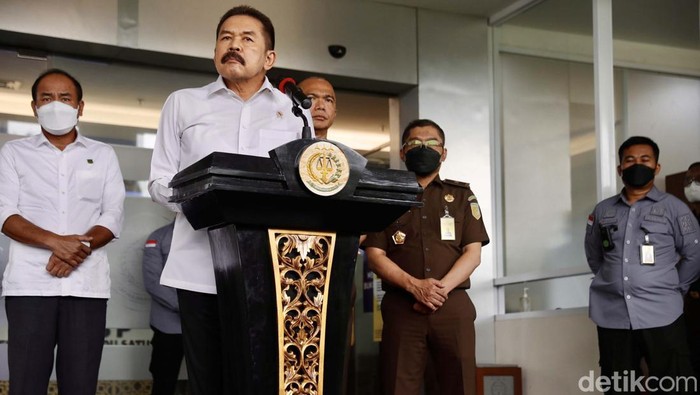Jaksa Agung ST Burhanuddin memberikan keterangan pers perihal menyerahan diri Surya Darmadi. ST Burhanuddin mengatakan pihaknya akan berkoordinasi dengan KPK.