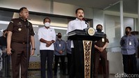 Burhanuddin mengatakan, setiba di gedung Kejagung, Surya Darmadi langsung diperiksa penyidik terlebih dulu. Setelah itu, penyidik akan menahan Surya Darmadi usai diperiksa.