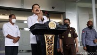 Burhanuddin mengatakan kerugian negara itu diduga diakibatkan perbuatan melawan hukum yang telah dilakukan Thamsir pada saat menjabat Bupati Indragiri Hulu. Saat itu, kata Burhanuddin, Thamsir telah menerbitkan izin lokasi dan izin usaha perkebunan di kawasan Indragiri Hulu seluas 37.095 hektare kepada lima perusahaan.