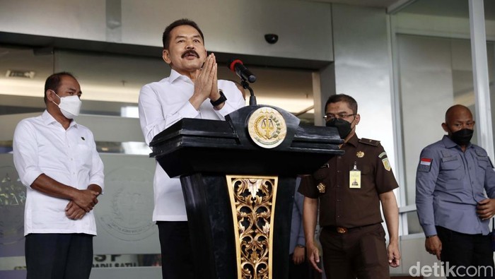 Jaksa Agung ST Burhanuddin memberikan keterangan pers perihal menyerahan diri Surya Darmadi. ST Burhanuddin mengatakan pihaknya akan berkoordinasi dengan KPK.