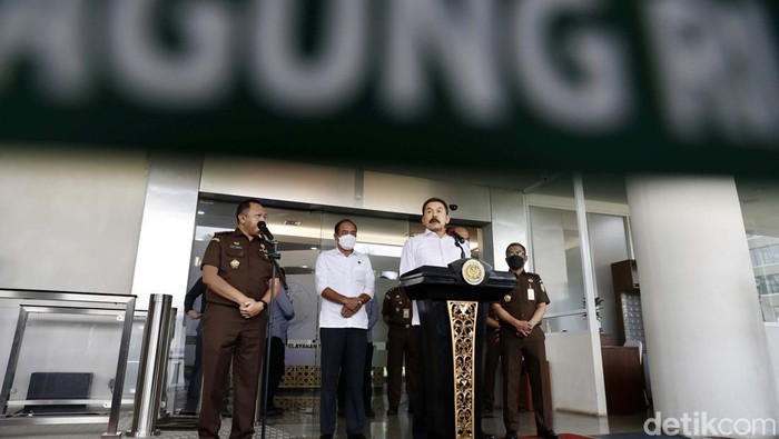 Jaksa Agung ST Burhanuddin memberikan keterangan pers perihal menyerahan diri Surya Darmadi. ST Burhanuddin mengatakan pihaknya akan berkoordinasi dengan KPK.