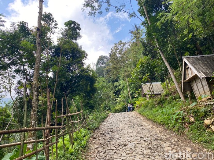 Jalan rusak menuju pelosok Kasepuhan Cisitu di Lebak, Banten